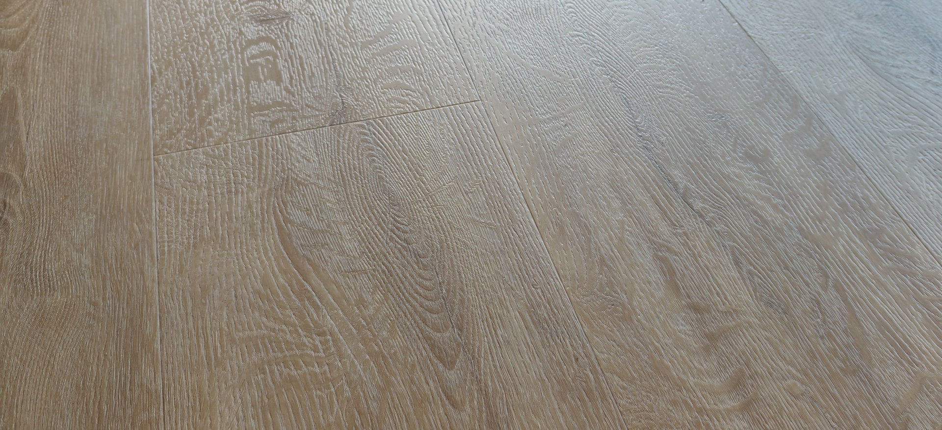 Detail povrchu – BUKOMA PREMIUM U‑CLICK XL Dub Hamilton Přírodní, registrovaný emboss